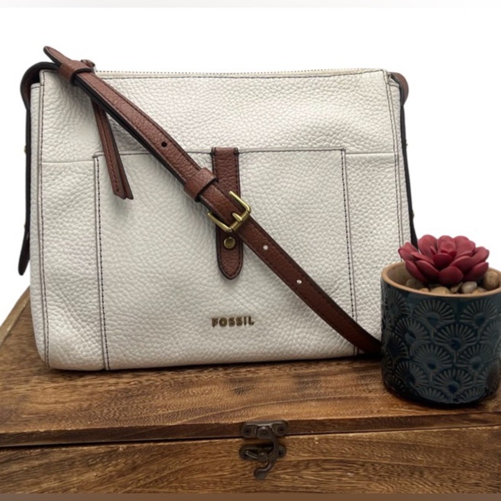 ❤️🗝️Fossil Gemma White Pebbled Leather Crossbody🗝️❤️